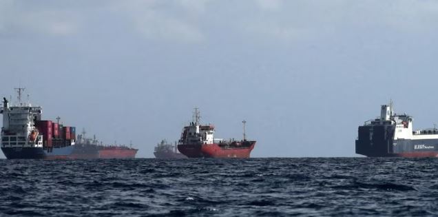 Strait of Hormuz Crisis: ईरान संघर्ष के बीच दुनिया के सबसे अहम समुद्री मार्ग पर बढ़ा खतरा