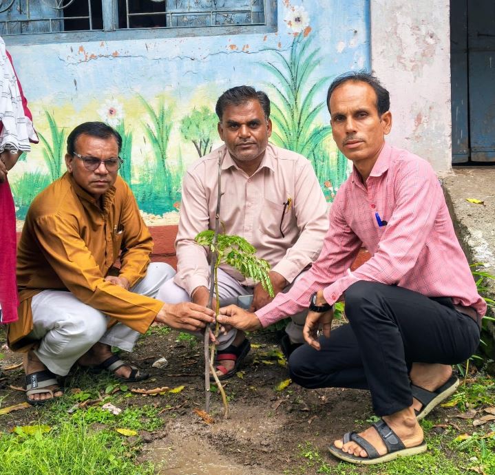 गुरु पूर्णिमा पर पर्यावरण संरक्षण का संदेश, शासकीय कन्या माध्यमिक विद्यालय परिसर में हुआ वृक्षारोपण