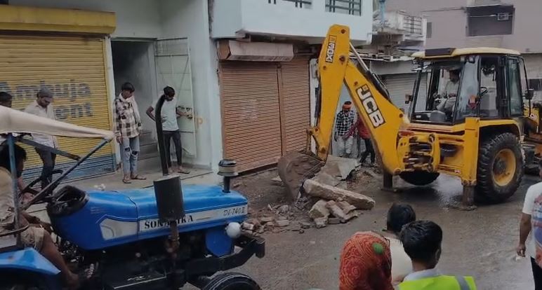 Gandhwani में प्रशासन का बड़ा एक्शन, भारतमाता चौक से सीएम राइज स्कूल तक हटाया गया अतिक्रमण