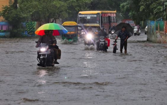 Indore में 4 घंटे की मूसलधार बारिश से जनजीवन अस्त-व्यस्त, सड़कों पर बना जलप्रलय जैसा माहौल