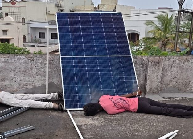 Raipur में Solar Panel लगाते समय बड़ा हादसा, हाईटेंशन लाइन की चपेट में आने से 2 मजदूरों की मौत