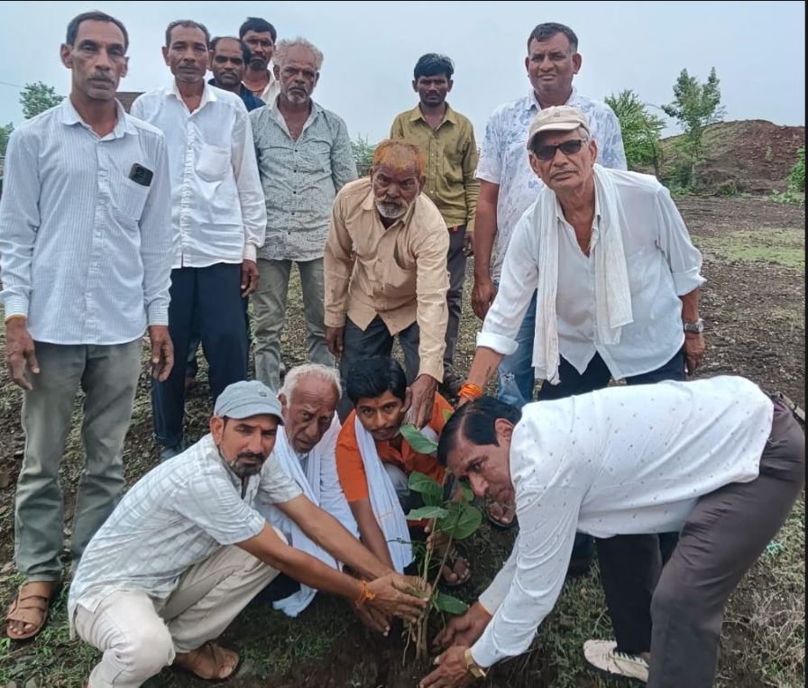 मारुति नंदन आश्रम देवगढ़ में श्रद्धा और सेवा का अद्भुत संगम : Bageshwar Baba Dhirendra Krishna Shastri का जन्मोत्सव वृक्षारोपण, सुंदरकांड पाठ एवं सामाजिक संदेश के साथ मनाया गया