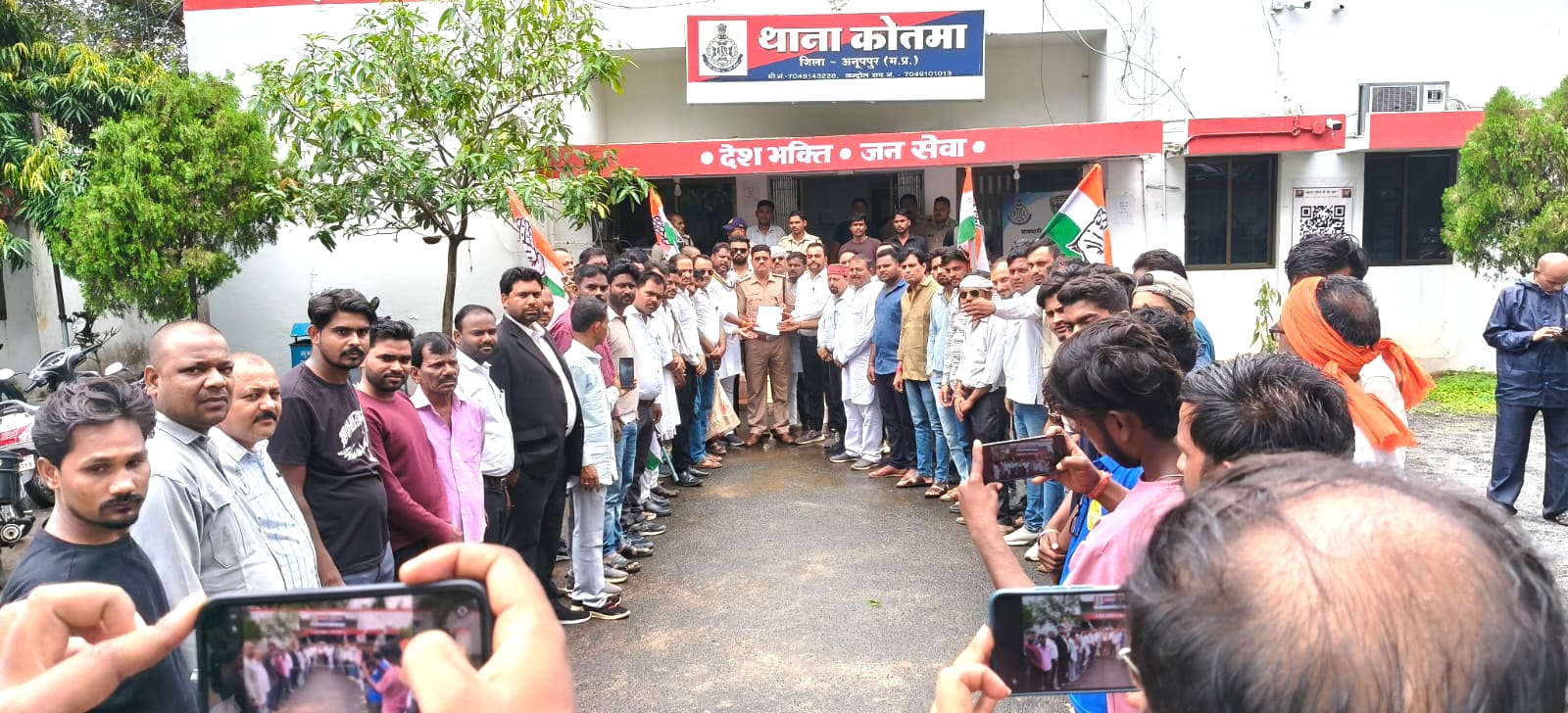 कोतमा-निगवानी सड़क हादसे को लेकर जिला कांग्रेस का प्रदर्शन, थाना प्रभारी को सौंपा ज्ञापन; हिट एंड रन का मामला दर्ज कर दोषियों पर सख्त कार्रवाई की मांग