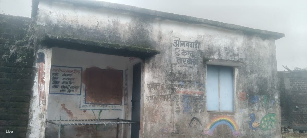 झाबुआ में जर्जर आंगनबाड़ी भवन में पढ़ने को मजबूर मासूम, हर दिन मंडरा रहा हादसे का खतरा