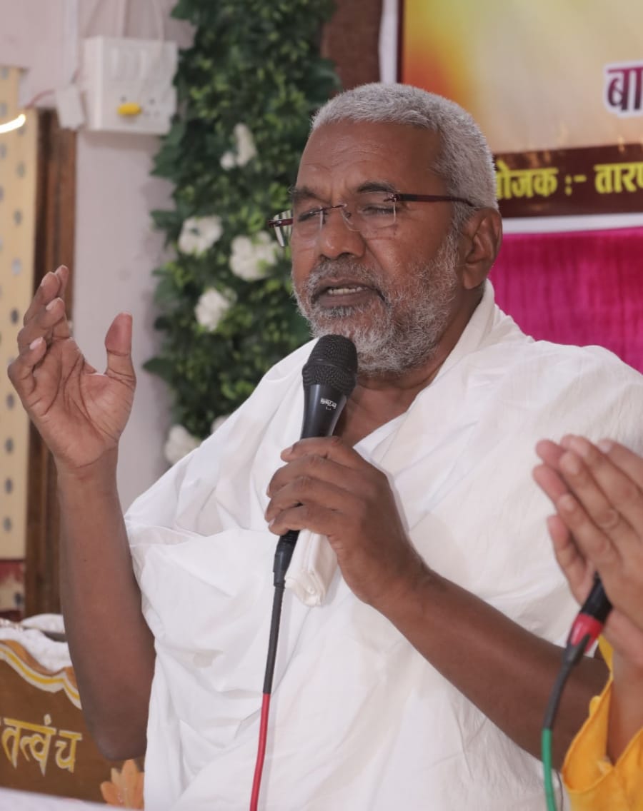 Devotees participate in the Varshavas Kalash Sthapana and Dhwajarohan ceremony at Taran Taran Jain Chaityalaya in Silwani during Guru Purnima, under the guidance of Ratnakar Bal Brahmachari Basant Ji Maharaj