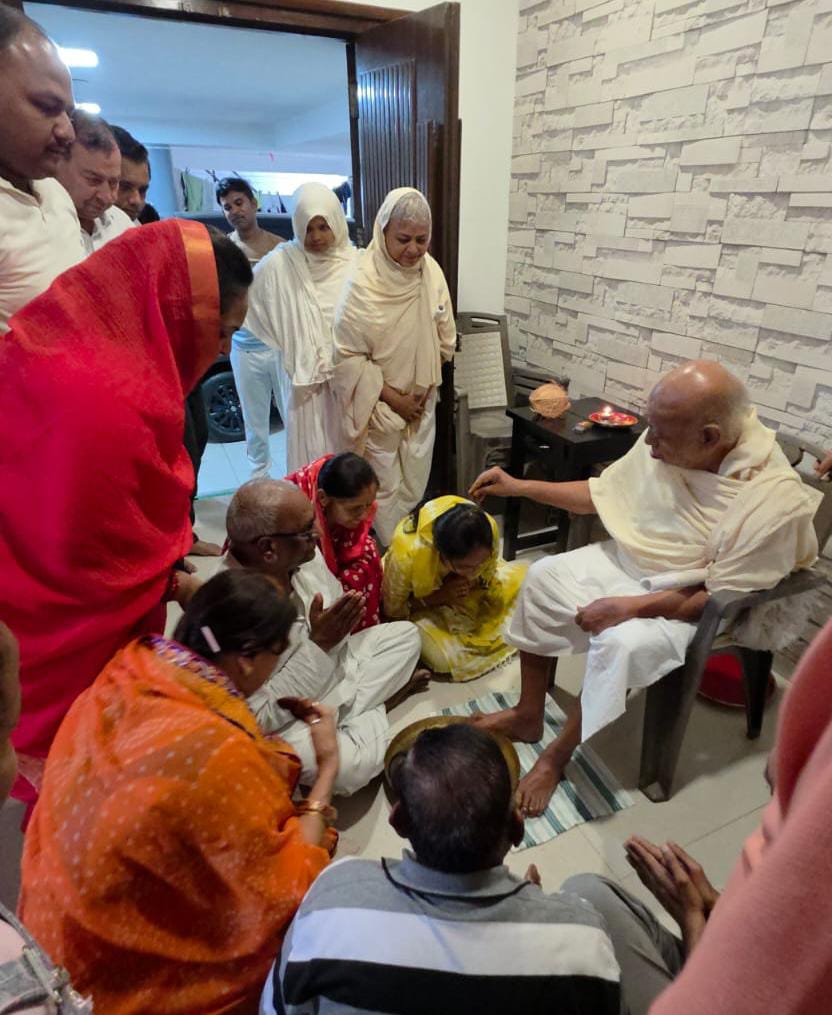 Members of the Chandmal-Lekhraj Porwal Agarbatti family welcome Acharya Shrimad Vijay Nityasen Surishwarji Maharaj during Guru Pujan in Indore and dedicate two rooms for Sadhviji Bhagwant's Chaturmas 2026 stay