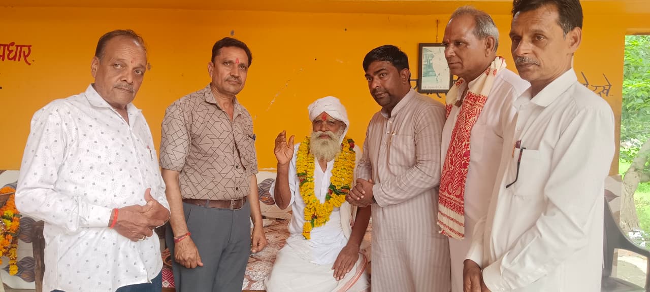 गुरु पूर्णिमा पर भाजपा जिला मंत्री ने मठ-मंदिरों में संतों का किया सम्मान, लिया आशीर्वाद; ‘मां के नाम’ अभियान के तहत किया पौधरोपण