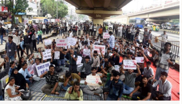 NEET पेपर लीक मामले पर इंदौर में छात्रों का प्रदर्शन जारी, पुलिस के संदेश से बढ़ा विवाद