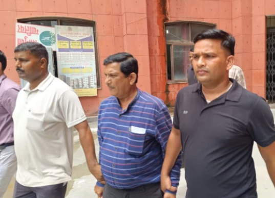रिटायरमेंट से एक दिन पहले रिश्वत लेते रंगे हाथ पकड़ा गया नगर निगम का इंजीनियर, 6 हजार की घूस लेते लोकायुक्त ने दबोचा