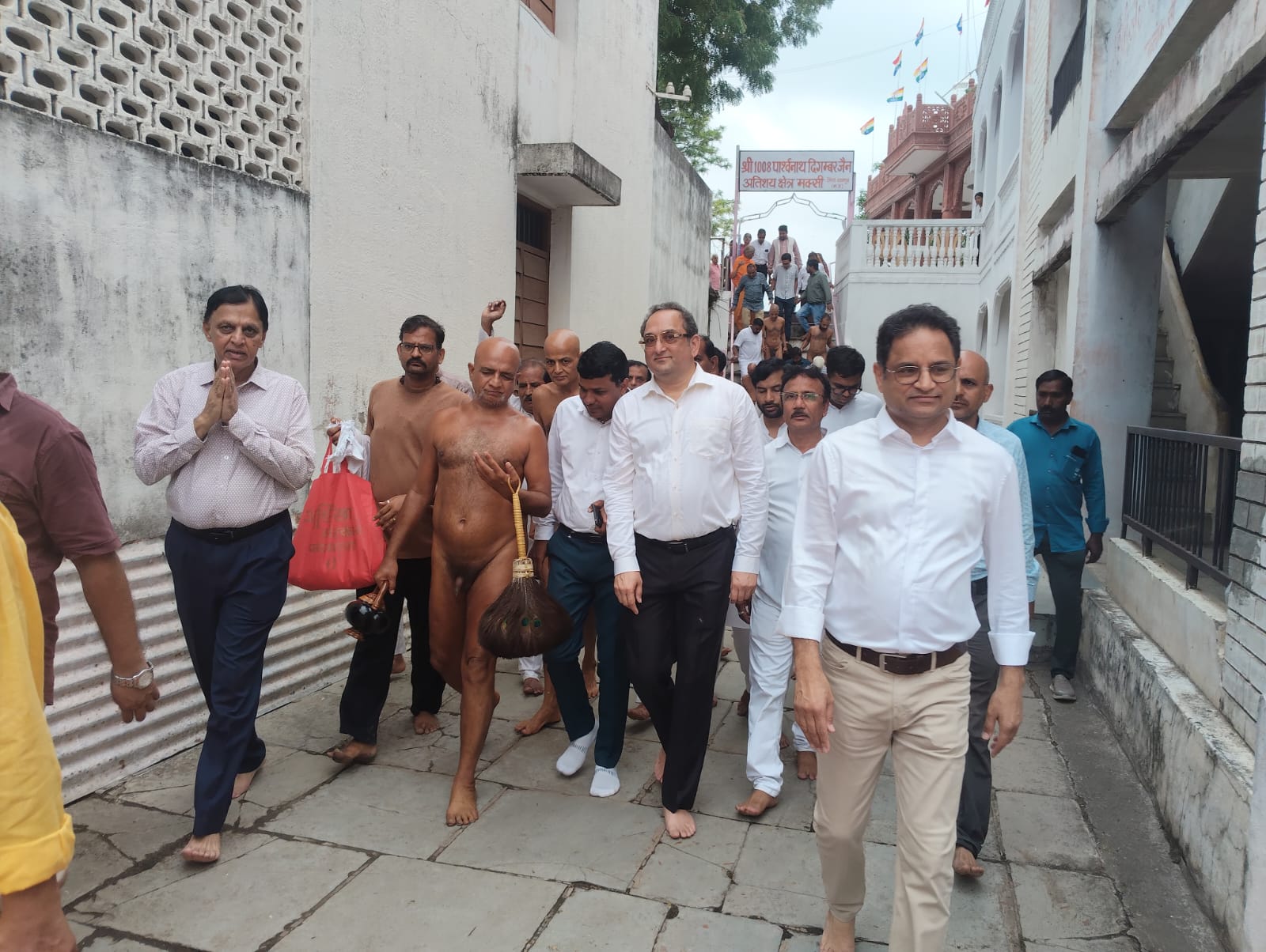 अतिशय क्षेत्र मक्सी में आचार्य श्री प्रसन्न सागर जी महाराज का भव्य मंगल प्रवेश: हजारों श्रद्धालुओं की ऐतिहासिक अगवानी, धर्ममय बना पूरा नगर