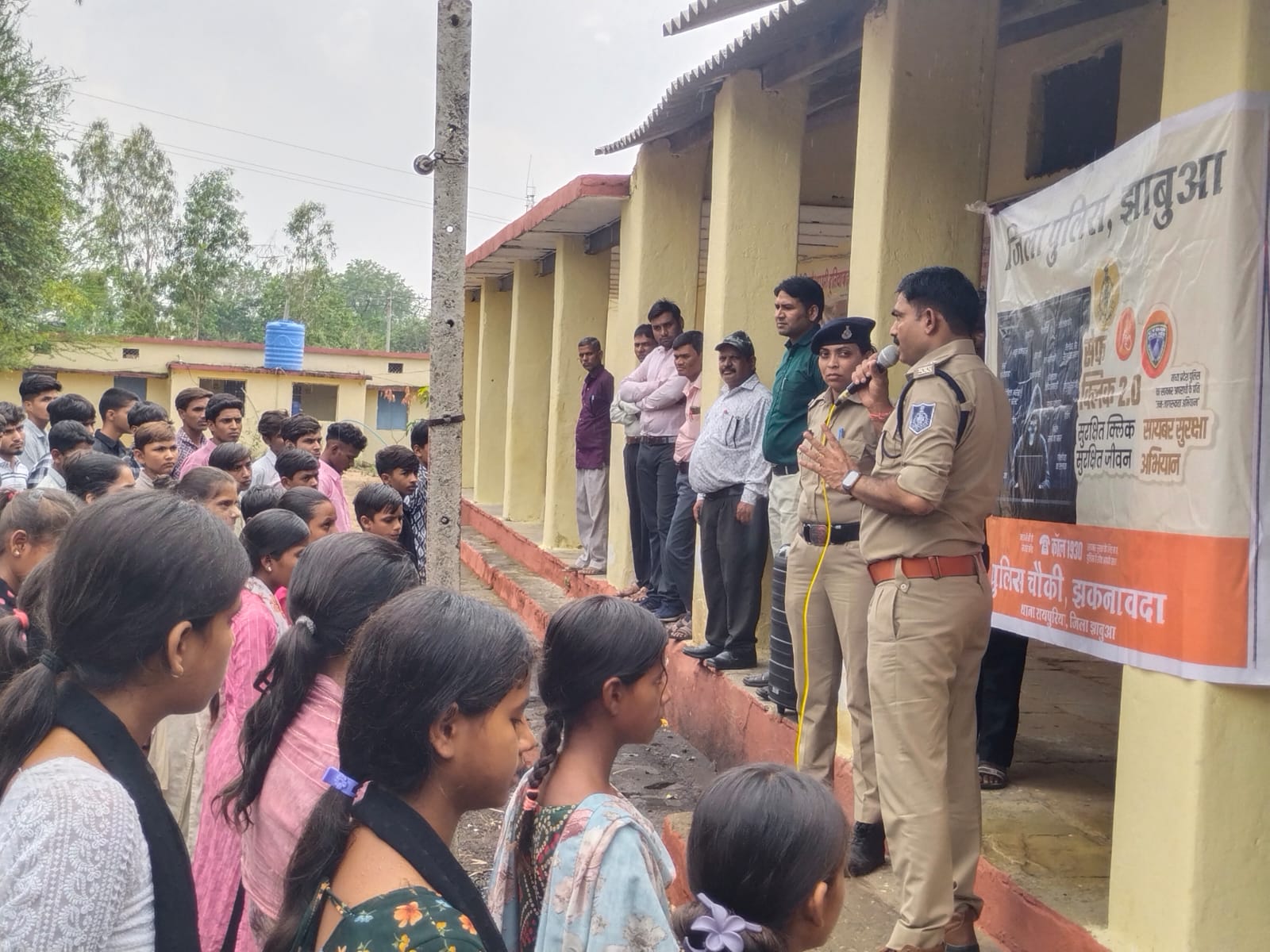 Jhabua News सेफ क्लिक 2.0: झकनावदा पुलिस का 15 दिवसीय साइबर सुरक्षा अभियान बना मिसाल, गांव-गांव पहुंचकर लोगों को किया जागरूक