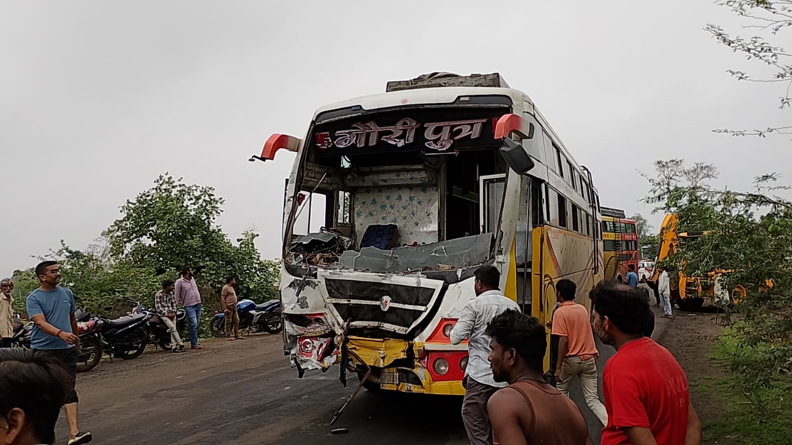 भीषण सड़क हादसा: टांडा में बस-पिकअप की टक्कर, 1 की दर्दनाक मौत, 3 गंभीर घायल | JCB से निकाले गए चालक और घायल