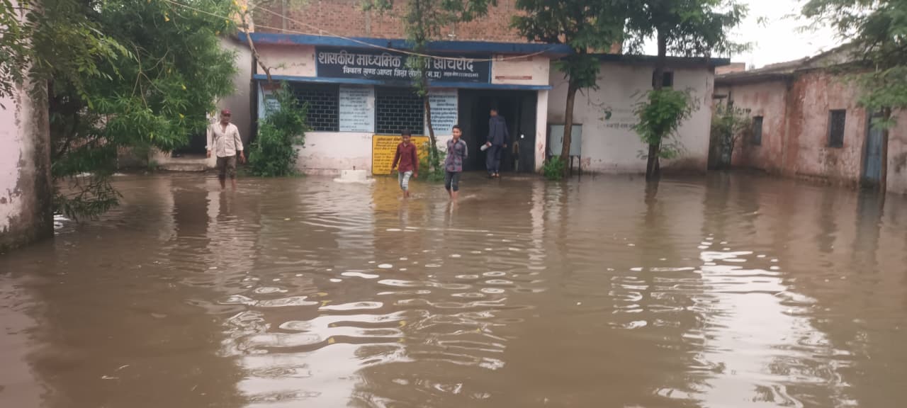 Khachrod में बारिश का कहर: 24 घंटे की मूसलाधार बारिश से धामनी और पपनास नदियां उफान पर, 12+ गांवों का संपर्क टूटा |