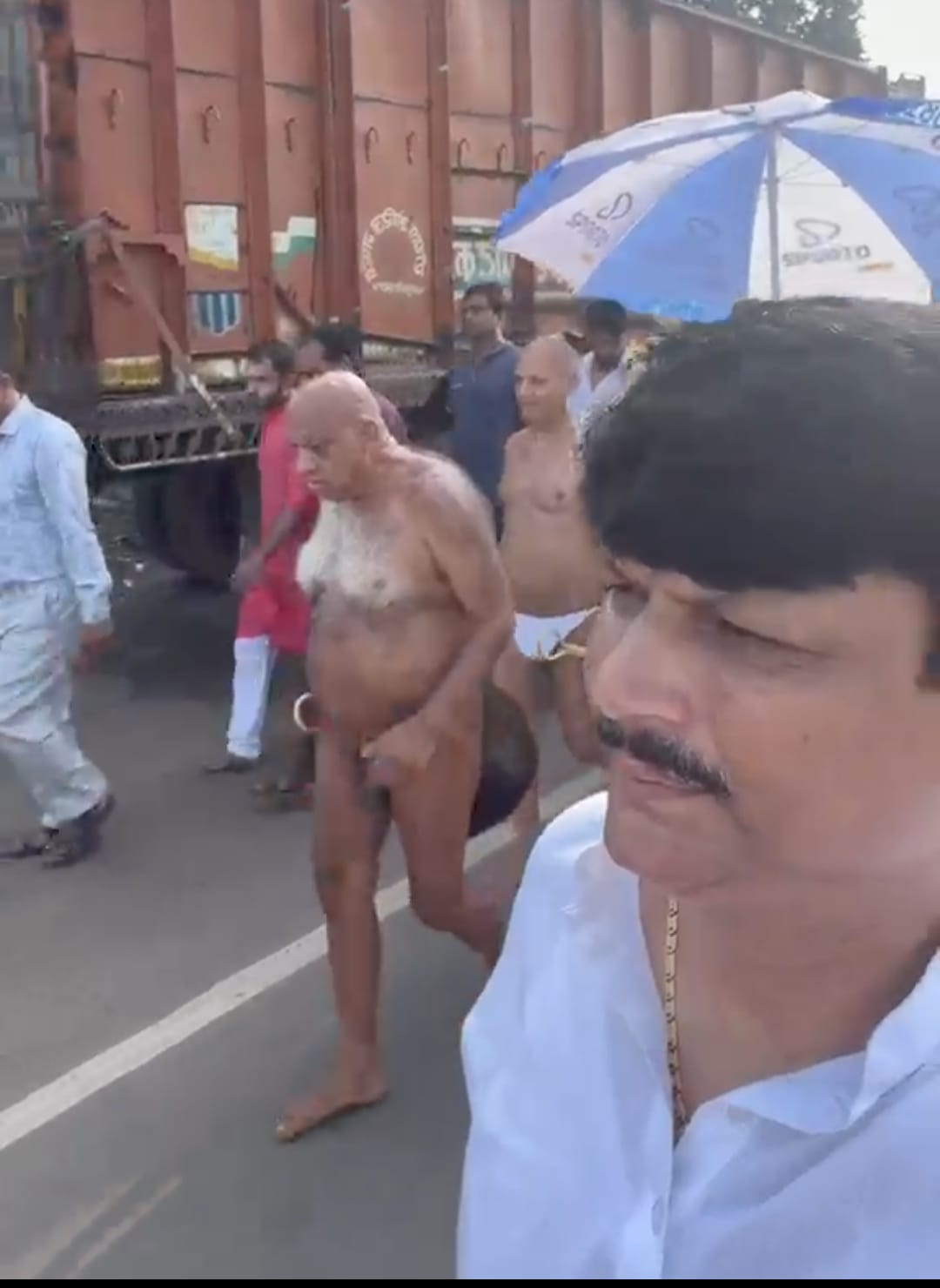 गुरुदेव सुधासागर महाराज का ऐतिहासिक बिहार: Indore की ओर बढ़ते पावन कदम, बीनागंज रवाना हुआ मुनि संघ