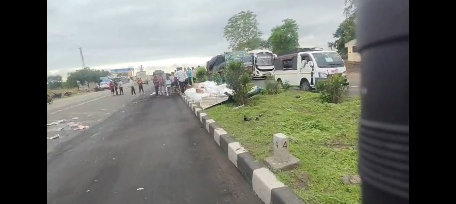 धामनोद सड़क हादसा: तेज रफ्तार कंटेनर ट्रेलर से टकराया, बड़ा हादसा टला, चालक घायल | जानिए पूरी घटना