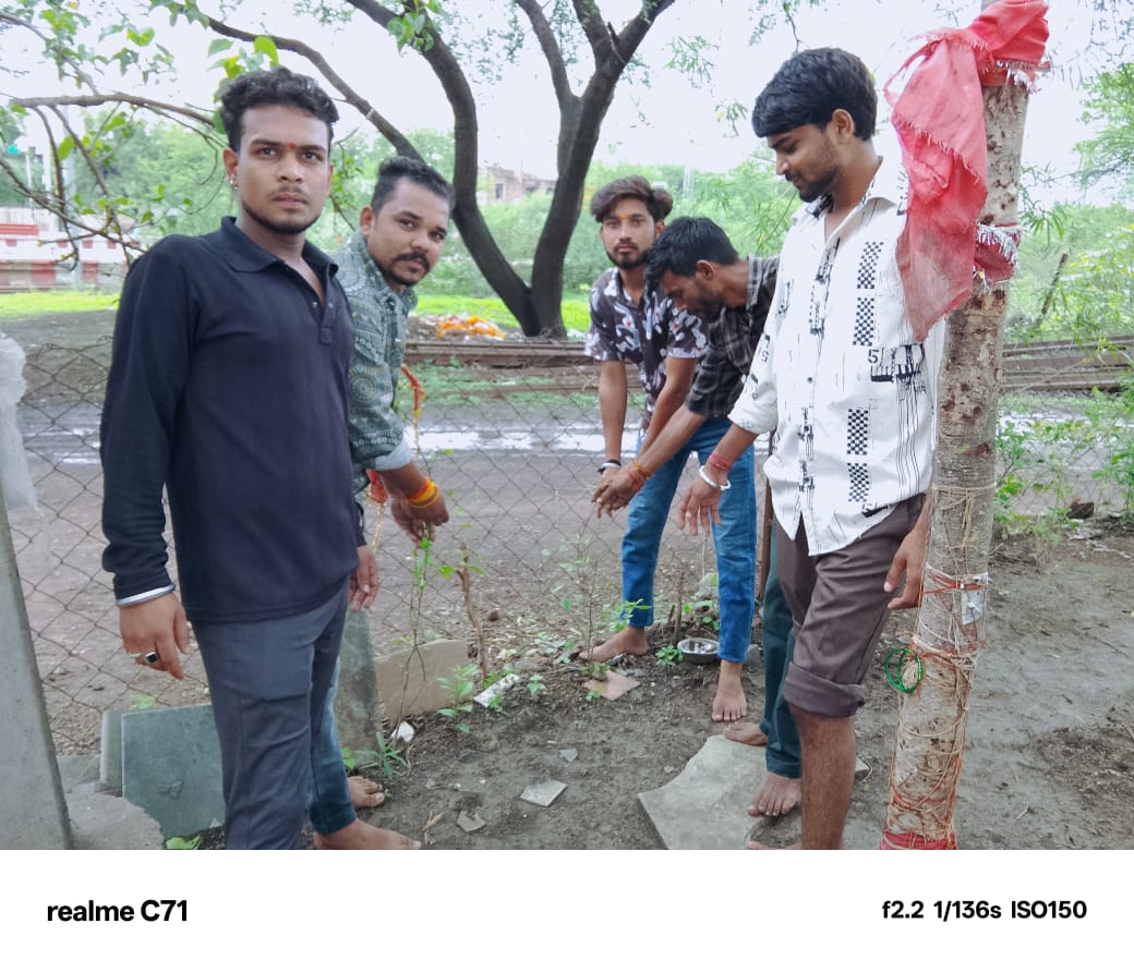 सेवा सप्ताह अभियान अशोकनगर: विहिप-बजरंग दल का प्रेरणादायक स्वच्छता एवं वृक्षारोपण अभियान, दर्जनों कार्यकर्ताओं ने लिया संकल्प