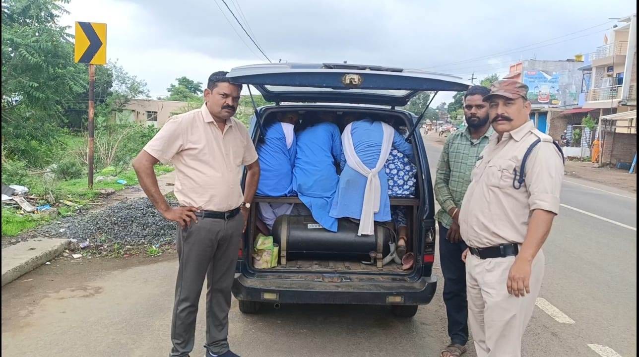 स्कूल वाहनों की सघन चेकिंग: 18 बच्चों से भरी मारुति वैन जब्त, स्कूल प्रबंधन पर बड़ी कार्रवाई
