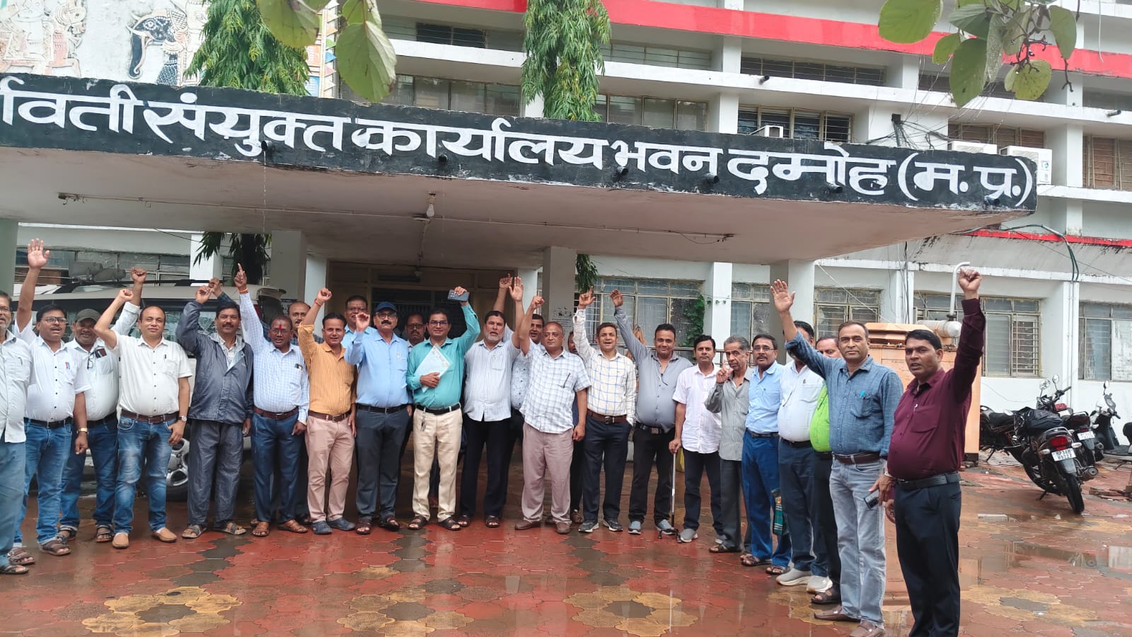 Damoh में ई-अटेंडेंस और सार्थक ऐप पर बड़ा विवाद, कर्मचारियों को मिली राहत, कलेक्टर ने दिए अहम निर्देश