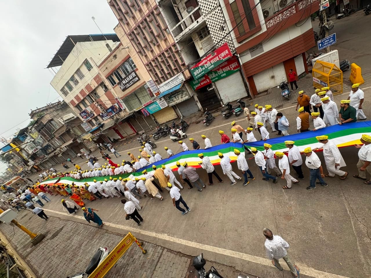Indore में गूंजे जय-जय नेमीनाथ के जयकारे, 1008 फीट राष्ट्रध्वज के साथ निकली नेमि-गिरनार धर्मयात्रा, 20 जुलाई को गिरनार पहुंचने का आह्वान