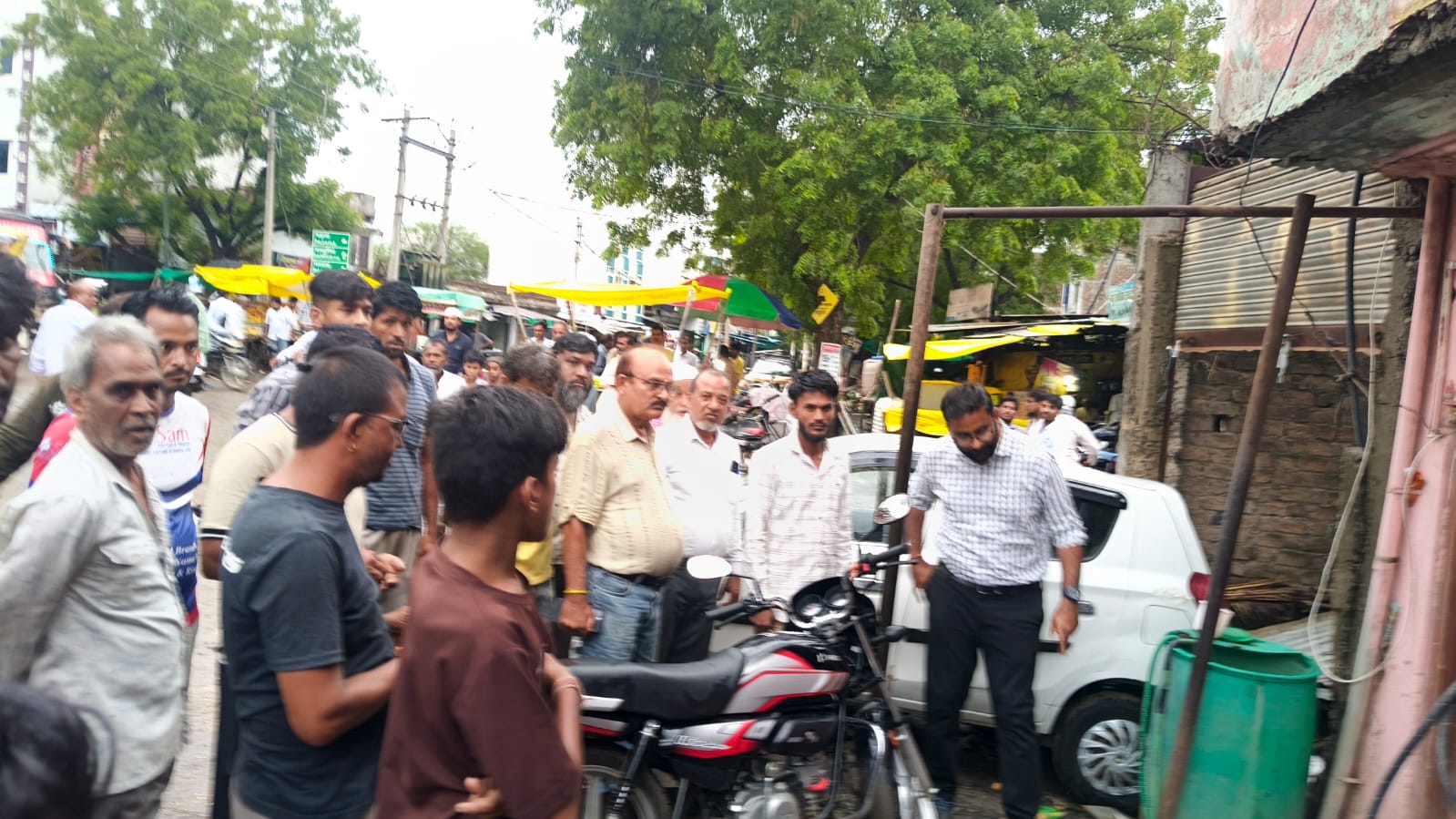 पड़ाना में सीसी सड़क निर्माण पर बवाल: नाली निर्माण में मनमानी के आरोप, ग्रामीणों ने किया विरोध