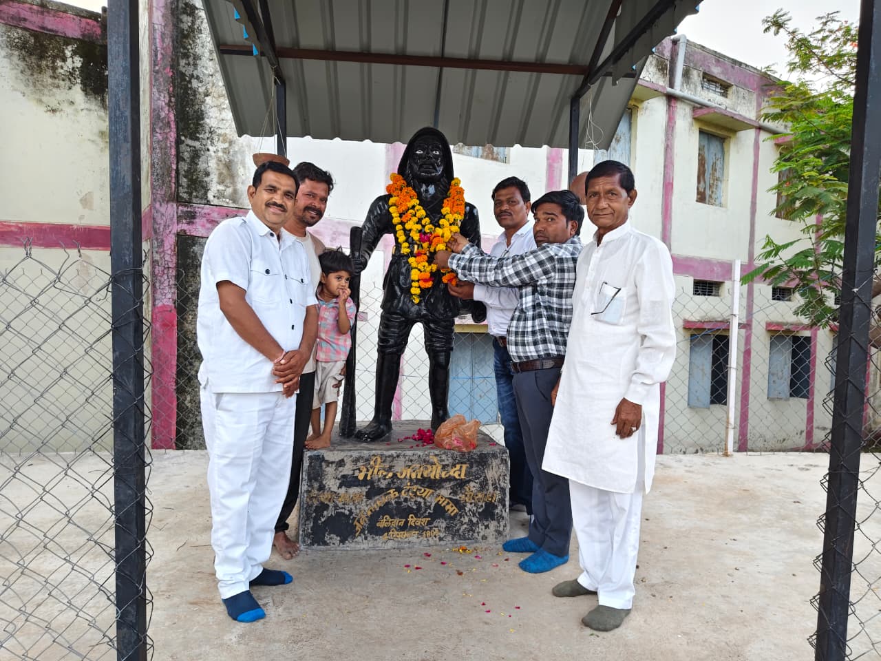 2026 बड़ी खबर: गंधवानी जीराबाद में टांटिया मामा प्रतिमा पर आदिवासी कांग्रेस का भव्य माल्यार्पण, संगठन मजबूत करने का लिया संकल्प
