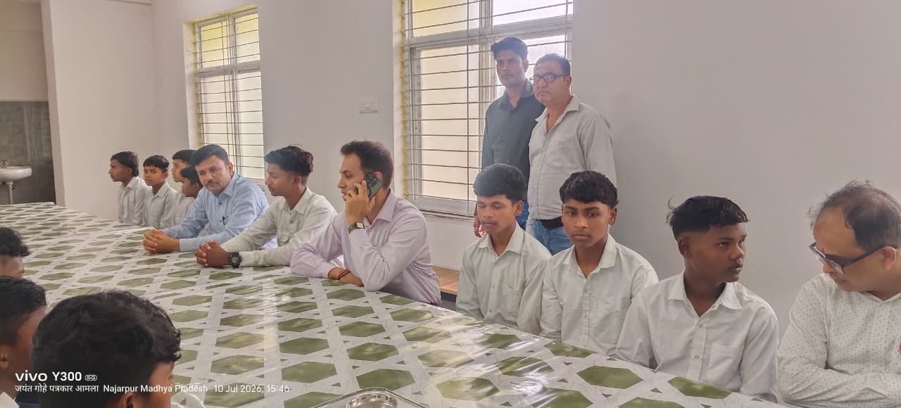 कलेक्टर डॉ. सौरभ संजय सोनवणे छात्रावास निरीक्षण: बच्चों के साथ भोजन कर परखी व्यवस्थाएं, दिए 10 बड़े