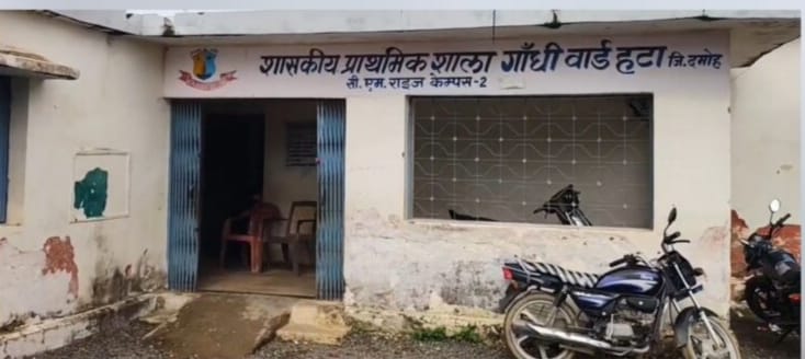 3 साल से संदीपनी विद्यालय जलभराव समस्या: मासूम बच्चे कीचड़ से स्कूल जाने को मजबूर, नगर पालिका पर उठे गंभीर सवाल