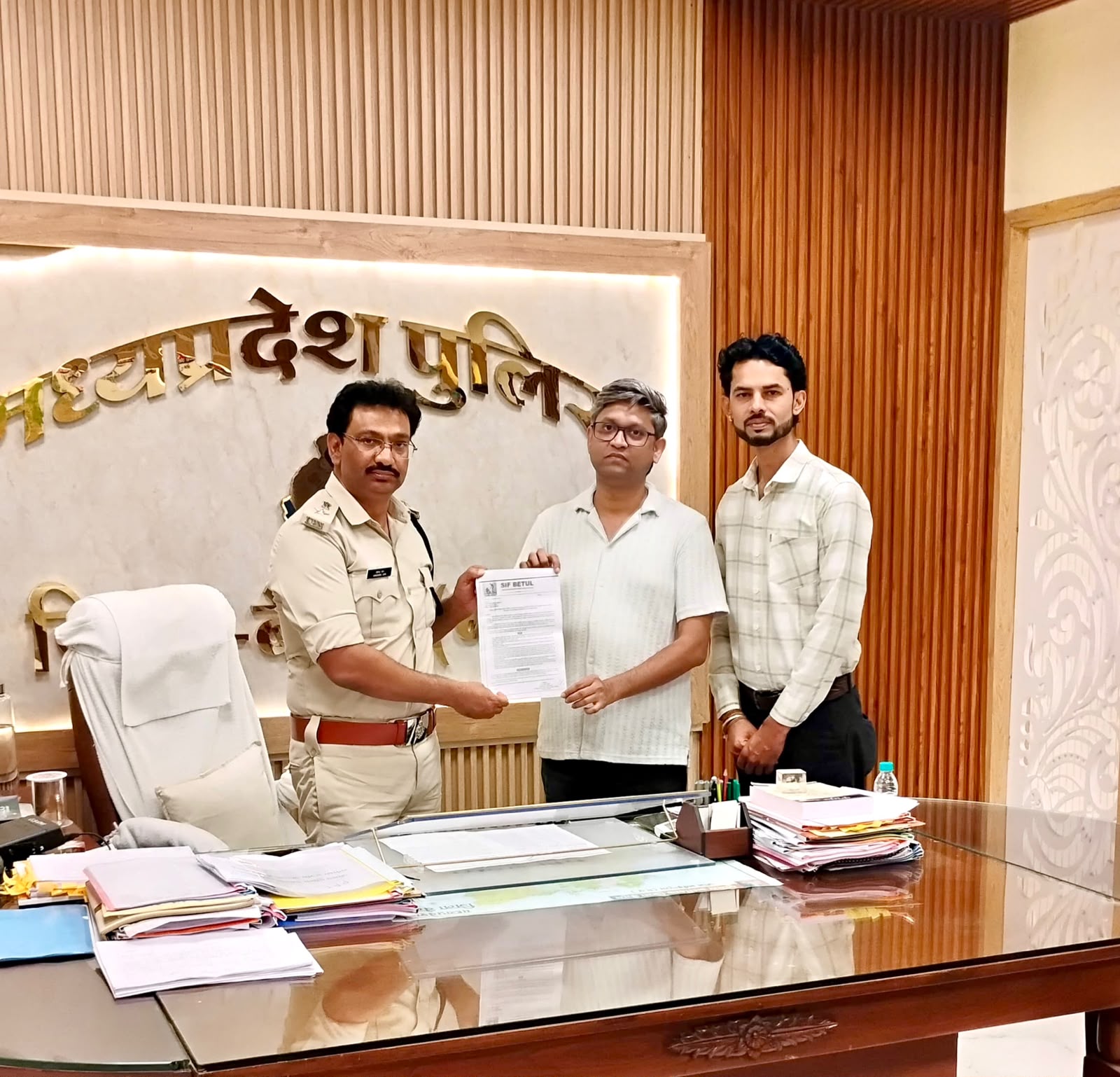 बैतूल में पुरुषों के मानसिक स्वास्थ्य पर बड़ी पहल: एसआईएफ ने एसपी को सौंपा ज्ञापन, परिवार संरक्षण के लिए मांगा सहयोग