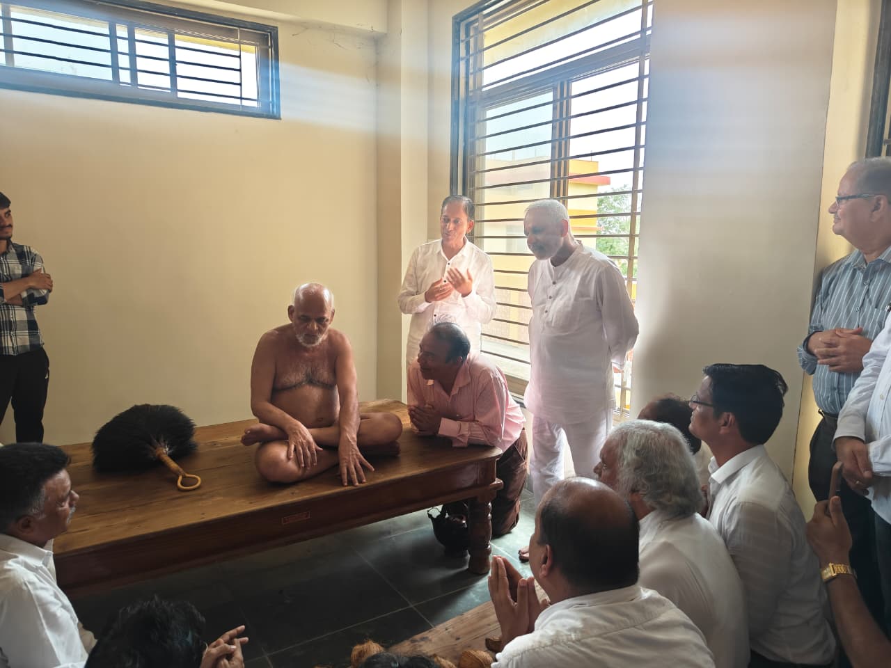 2026 की प्रेरणादायक भेंट: दद्दू ने आचार्य समय सागर जी के दर्शन कर लिया दिव्य आशीर्वाद