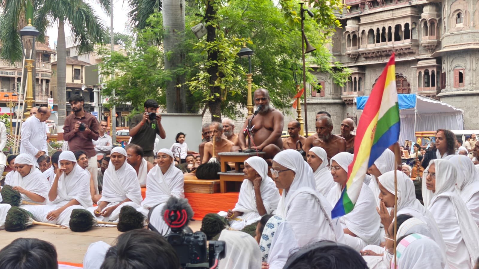 ऐतिहासिक मंगल प्रवेश 2026: आचार्य श्री 108 सुनीलसागरजी महाराज के भव्य स्वागत में उमड़ा आस्था का महासैलाब, 38 मुनिराजों के संघ के साथ इंदौर हुआ धर्ममय