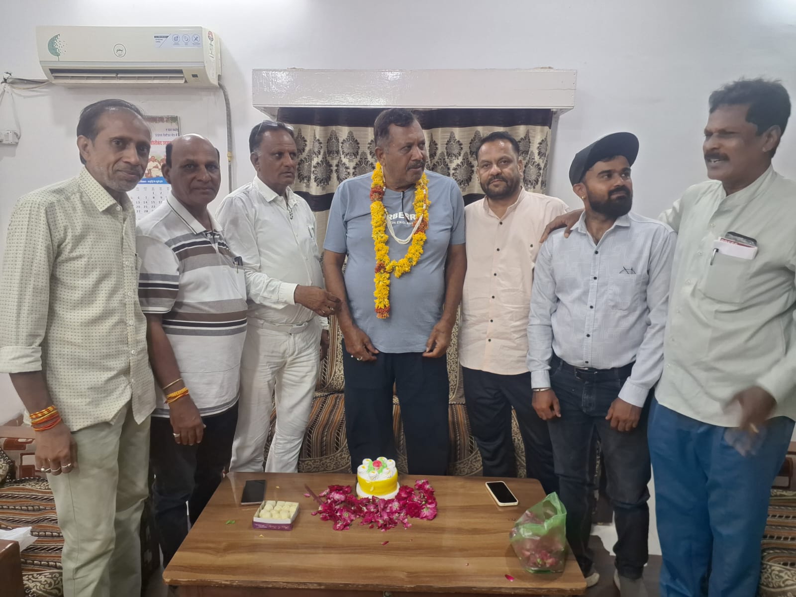 मनावर में वरिष्ठ पत्रकार कैलाश राठौड़ का 1 शानदार जन्मदिन समारोह, शहर के पत्रकारों ने दी भावपूर्ण शुभकामनाएं