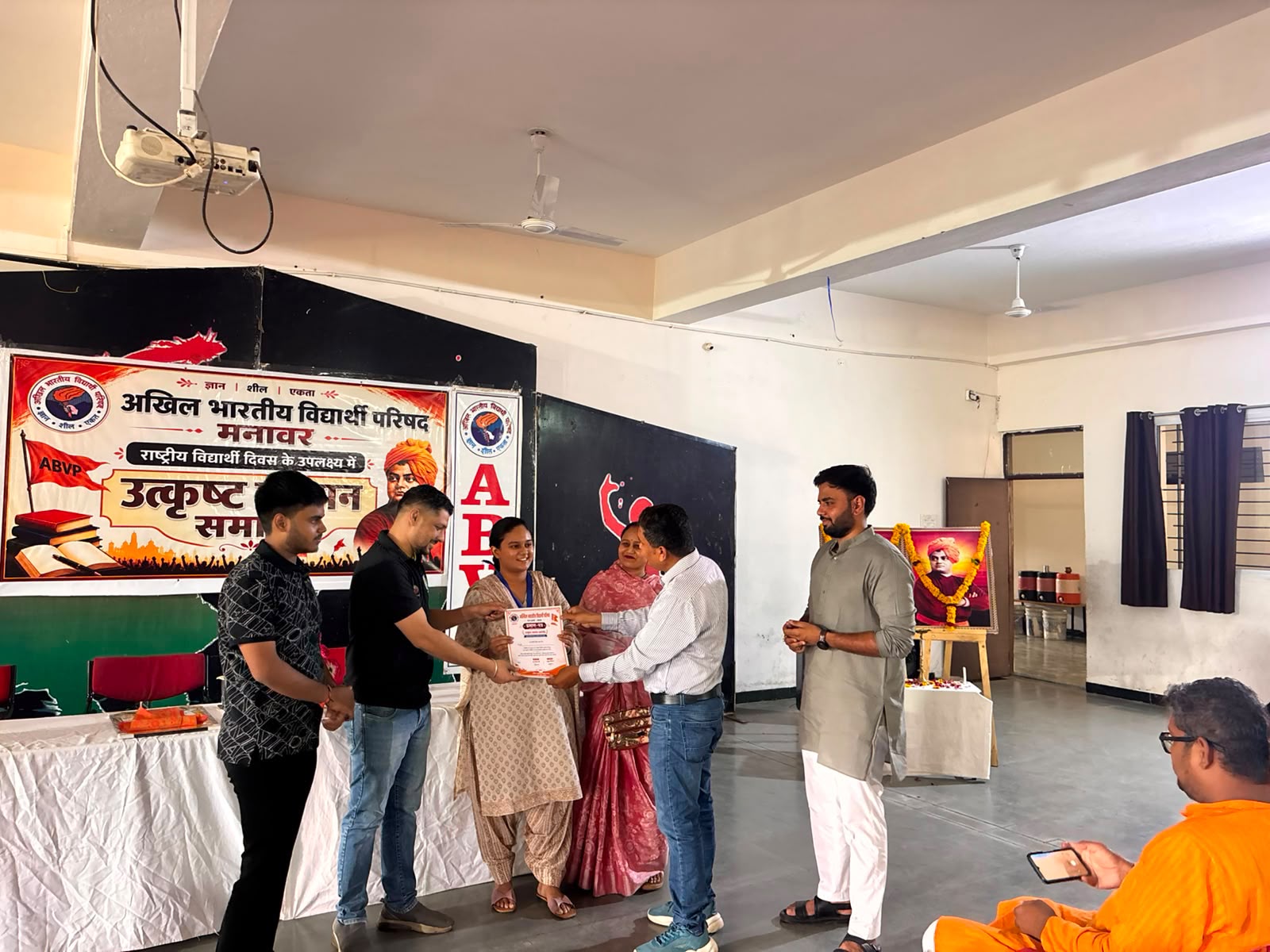 Manawar News राष्ट्रीय विद्यार्थी दिवस पर ABVP का शानदार सम्मान समारोह, 10वीं-12वीं के मेधावी विद्यार्थियों को मिला सम्मान