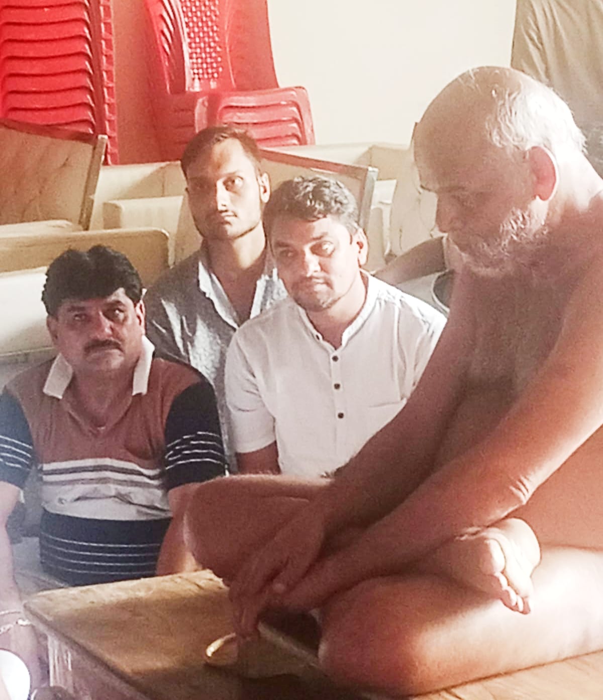 2026 में पुण्य अवसर: आचार्य श्री समय सागर महाराज के दर्शन कर सिलवानी नव युवक सेवा दल ने लिया दिव्य आशीर्वाद