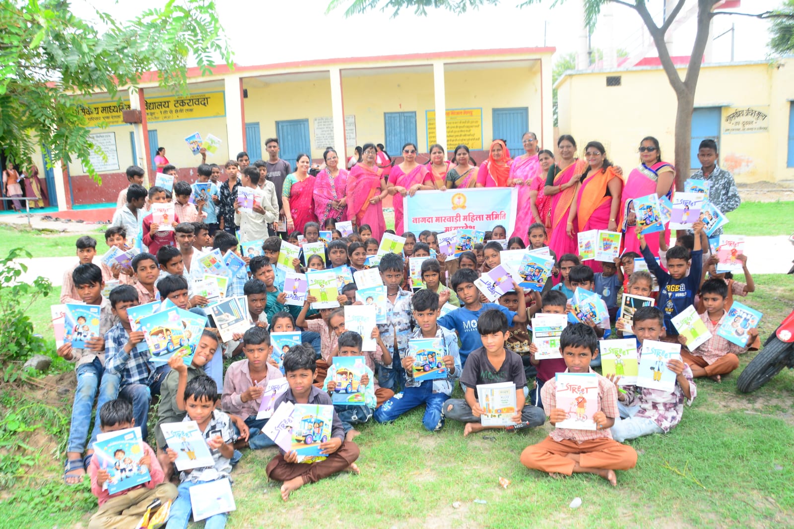 7 वर्षों से लगातार मिसाल: नव किरण सामाजिक संस्था ने 200 बच्चों को बांटी शिक्षण सामग्री, किया प्रेरणादायी वृक्षारोपण अभियान