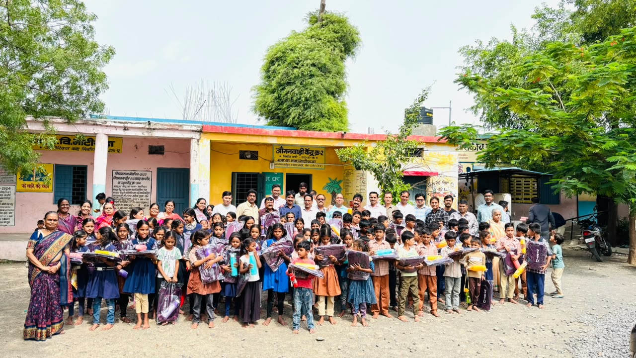 101 विद्यार्थियों को मिला प्रेरणादायक उपहार: जैन सोशल ग्रुप नागदा ने वितरित किए स्कूल बैग और पानी की बोतलें