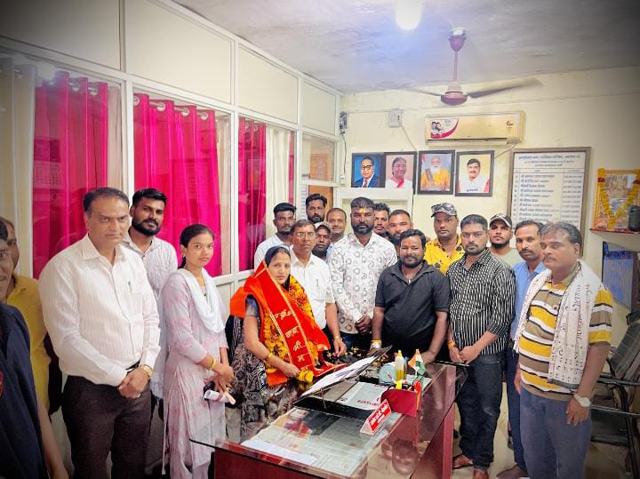 बड़ी पहल:Nagda नपाध्यक्ष संतोष गेहलोत का समाजजनों ने किया सम्मान, कर्मचारियों के विनियमितीकरण सहित कई अहम मांगों पर मिला आश्वासन