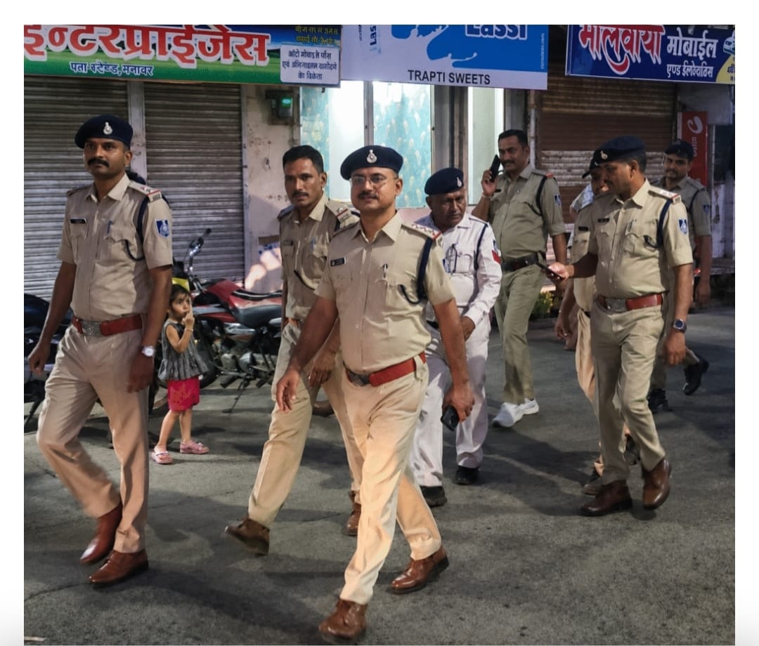 Manawar में पुलिस का बड़ा अभियान, 56 दुकान और बस स्टैंड पर नशेड़ियों की बढ़ी मुश्किलें