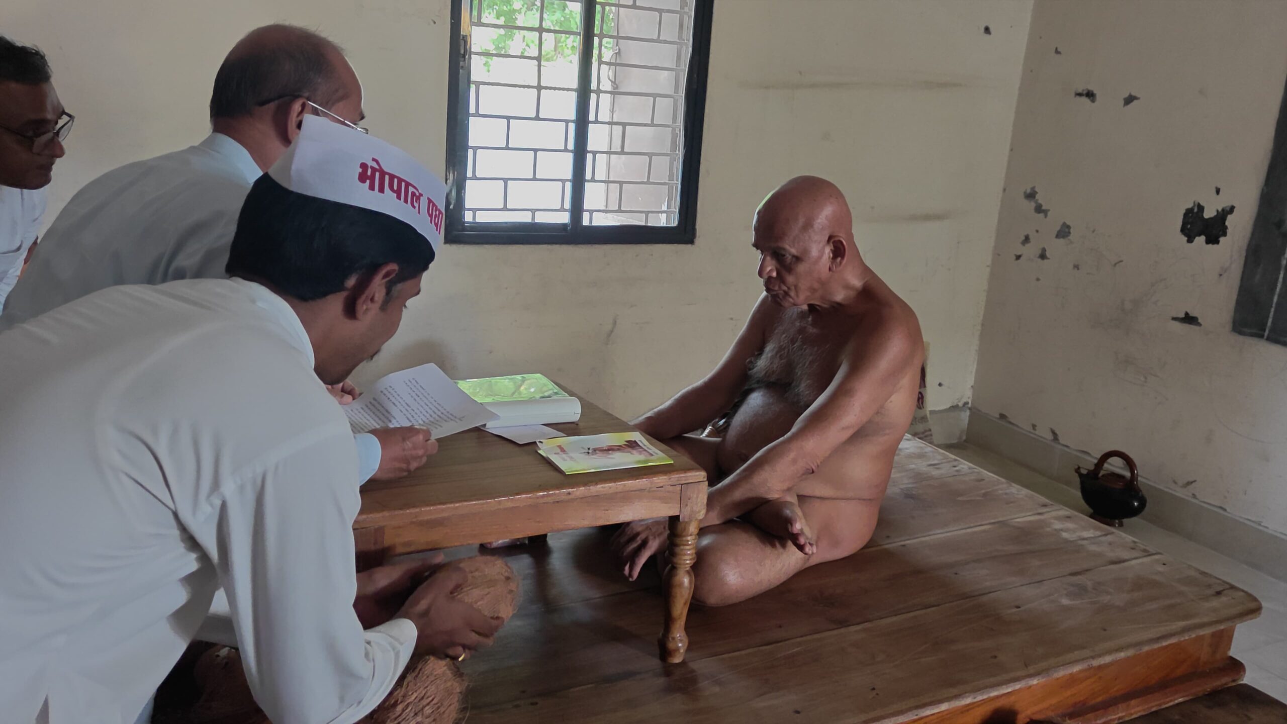 2026 Bhopal चातुर्मास के लिए बड़ी पहल: राष्ट्रीय जिनशासन एकता संघ ने आचार्य श्री समय सागर जी को श्रीफल अर्पित किया