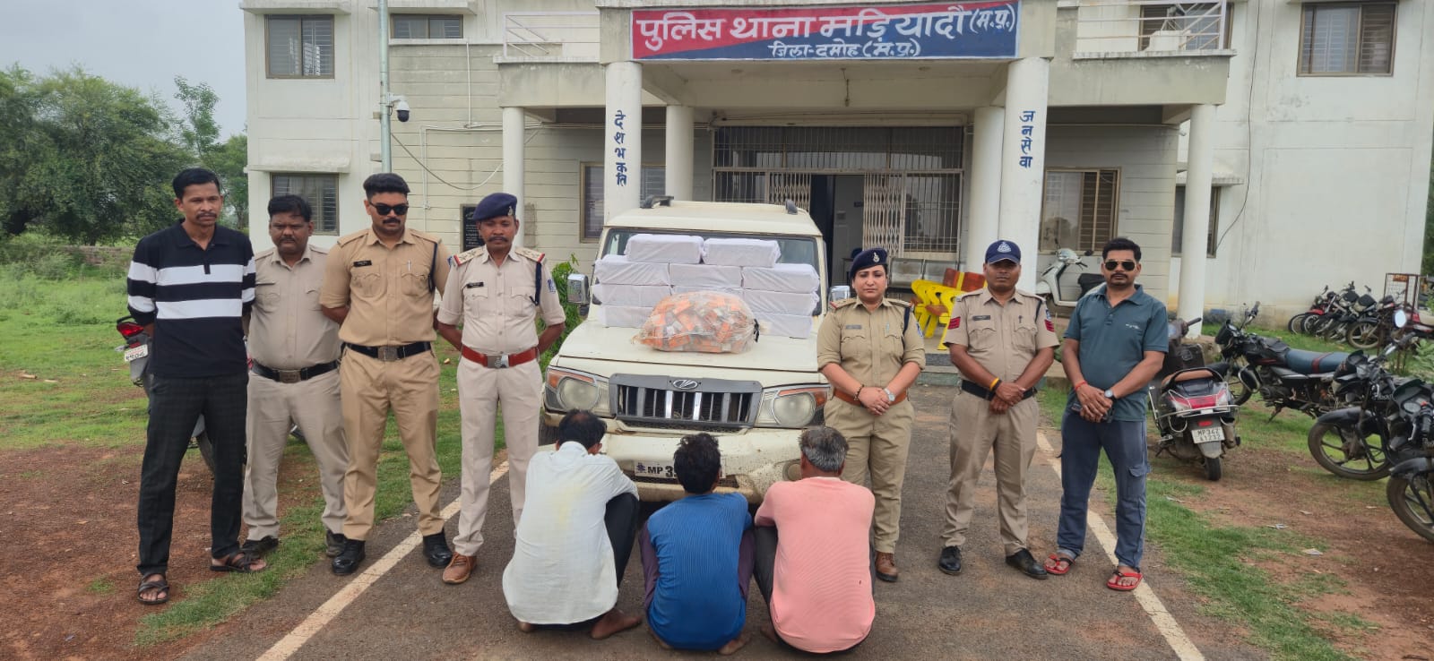 Damoh News बड़ी कार्रवाई: बोलेरो में 162 लीटर अवैध शराब की खेप जब्त, 3 तस्कर गिरफ्तार | दमोह मड़ियादो पुलिस की सख्त कार्रवाई