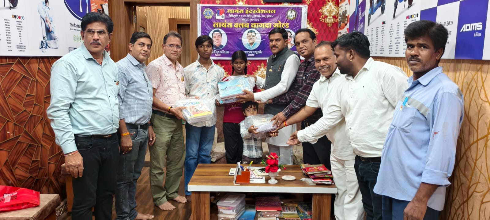7 मेधावी बच्चों के लिए प्रेरणादायक पहल: लायंस क्लब नागदा गोल्ड ने बांटी कॉपियां, शिक्षा के प्रति निभाई बड़ी जिम्मेदारी