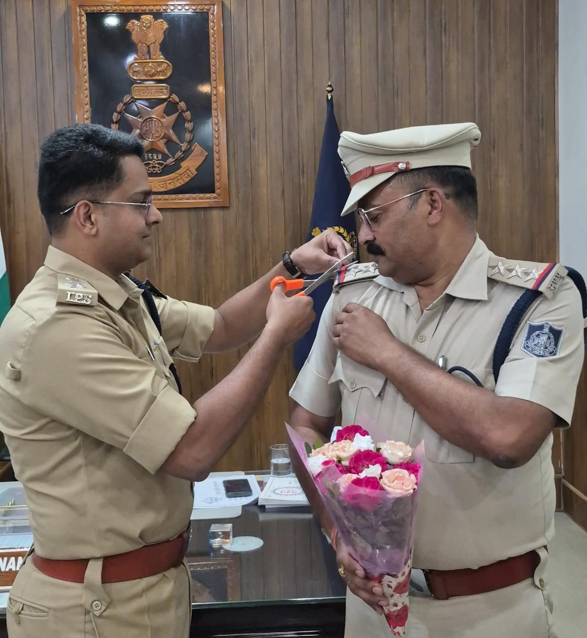 दमोह पुलिस विभाग में पदोन्नति का उत्सव: एसपी आनंद कलादगि ने स्टार लगाकर किया सम्मानित, बोले—”नई जिम्मेदारियां पूरी निष्ठा से निभाएं”