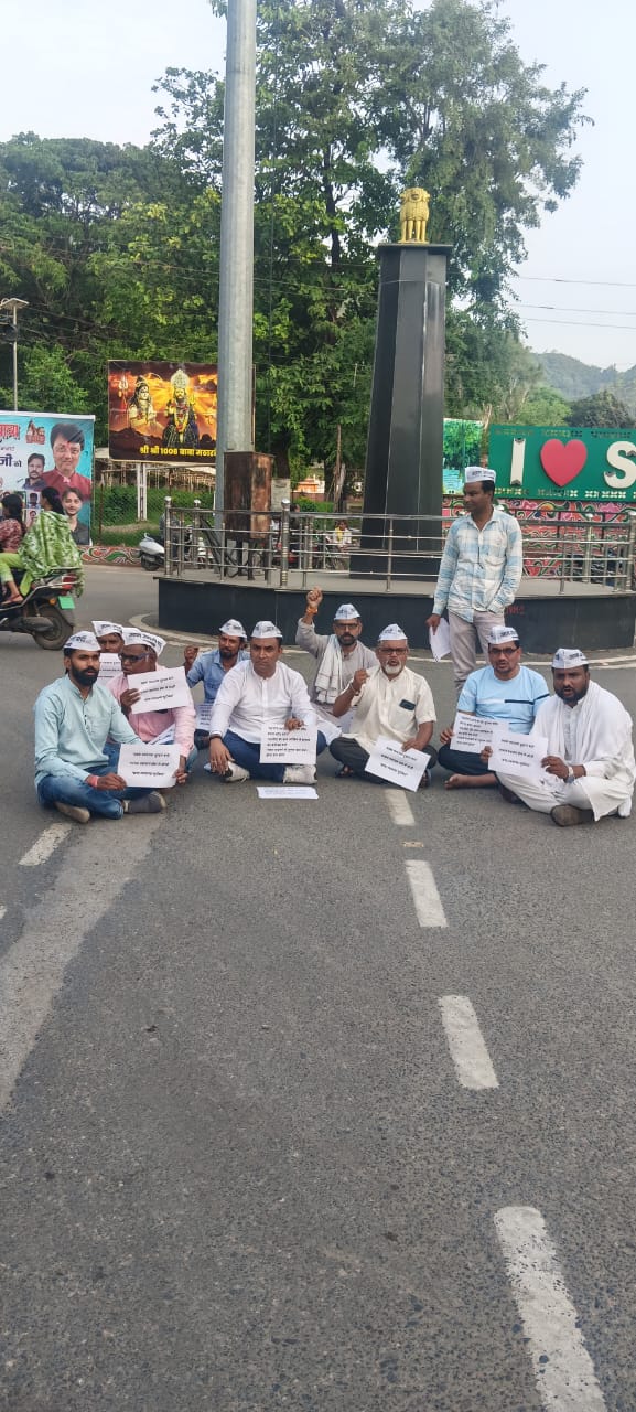 15 बड़ी मांगों के साथ सड़क हादसों पर बड़ा एक्शन: सारनी में AAP का प्रदर्शन, थाना प्रभारी को सौंपा ज्ञापन