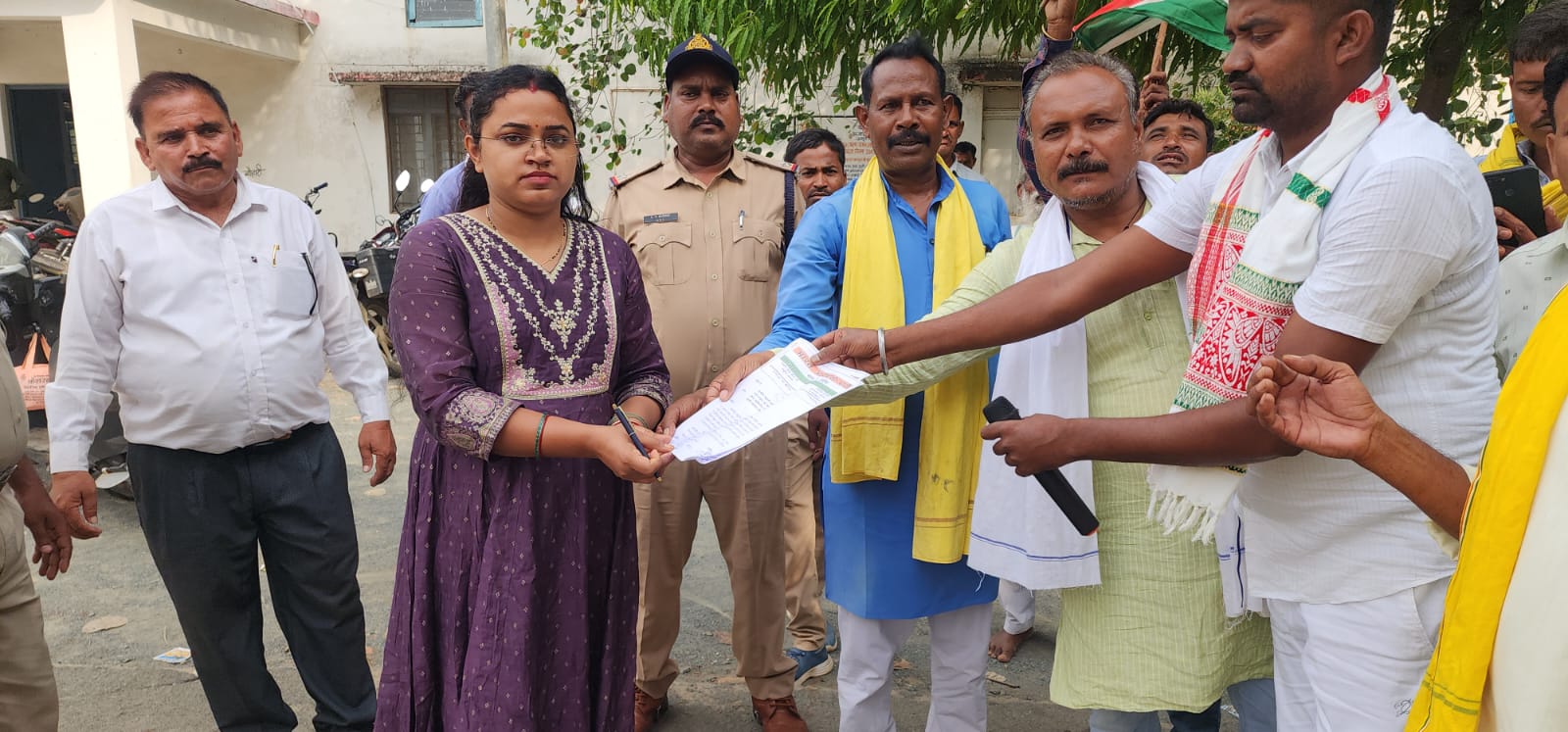बड़ी मांग: ब्योहारी में भारत आदिवासी पार्टी और आज़ाद समाज पार्टी का एथेनॉल मिश्रित पेट्रोल के खिलाफ जोरदार धरना, राष्ट्रपति के नाम सौंपा ज्ञापन