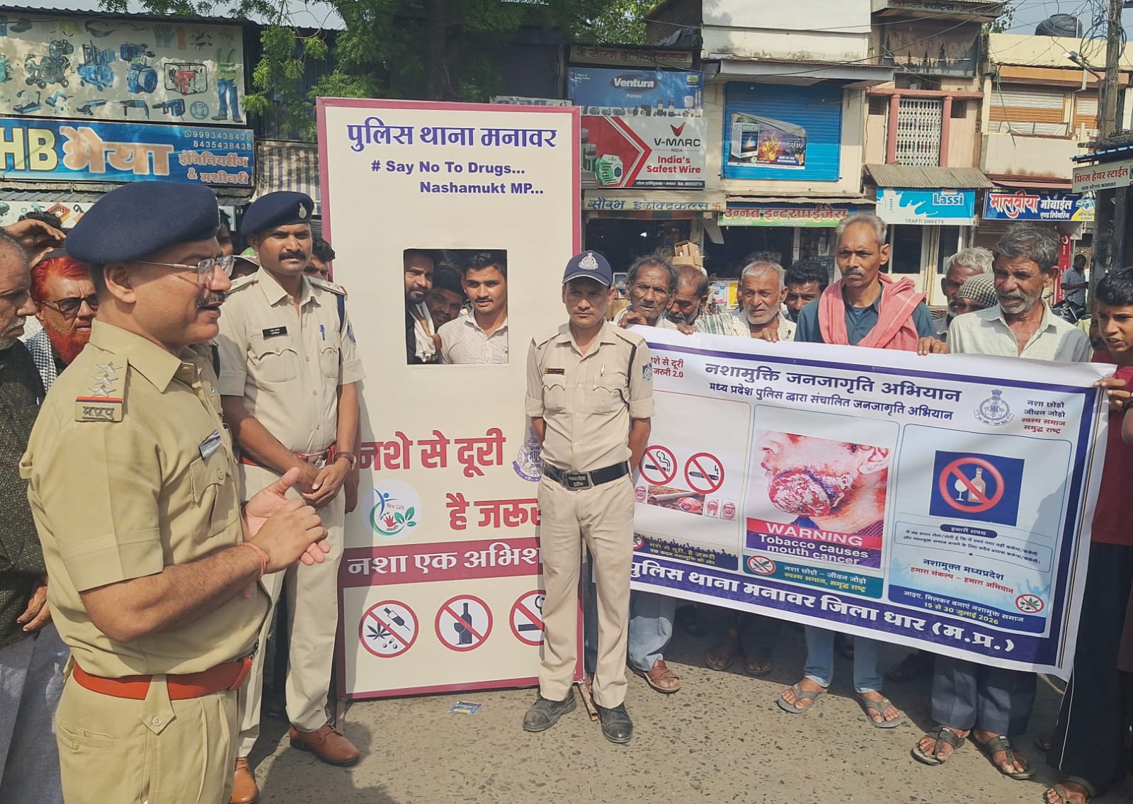 मनावर में नशा मुक्ति अभियान: बस स्टैंड पर पुलिस ने चलाया जागरूकता अभियान, आमजन को दिलाई नशा न करने की शपथ