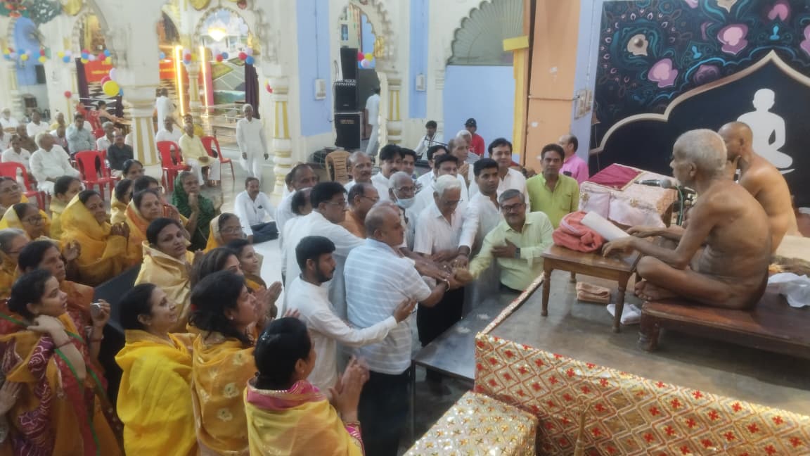 आचार्य श्री चैत्य सागर महाराज सहित आठ संतों का ग्वालियर में भव्य मंगल प्रवेश, जयकारों से गूंजा शहर; जगह-जगह हुआ पाद प्रक्षालन
