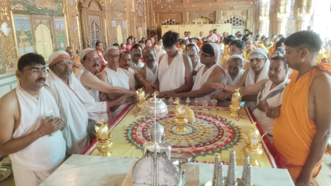 ग्वालियर में भक्ति और श्रद्धा का अद्भुत संगम: श्री दिगंबर जैन स्वर्ण मंदिर में वेदी प्रतिष्ठा महोत्सव संपन्न, 81 कलशों की घटयात्रा के साथ नवीन वेदियों में विराजित हुईं भगवान जिनेंद्र की प्रतिमाएं