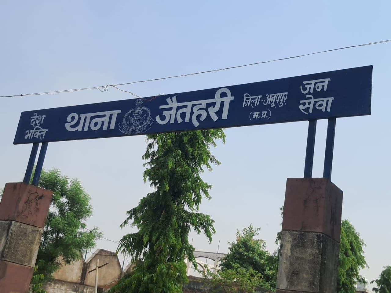 बड़ी लापरवाही: जैतहरी HRC हाइवा हादसा, 1 अनियंत्रित वाहन ने MPRDC का साइनबोर्ड तोड़ा, बड़ा हादसा टला