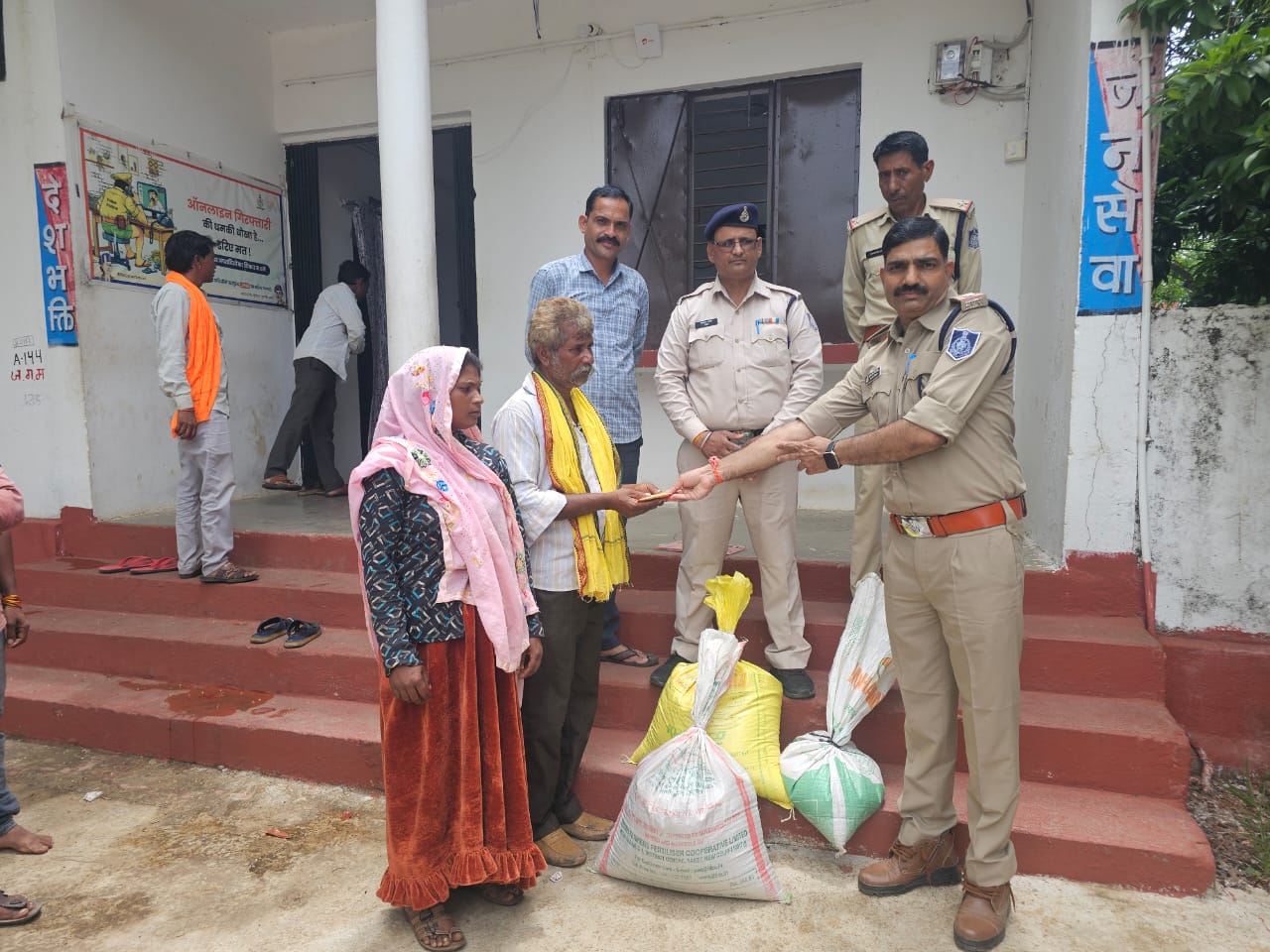 1 प्रेरणादायक पहल: धतुरिया आग पीड़ित परिवार सहायता में पुलिस ने दिखाई मानवीय संवेदना, गेहूं व नगद राशि देकर जीता दिल