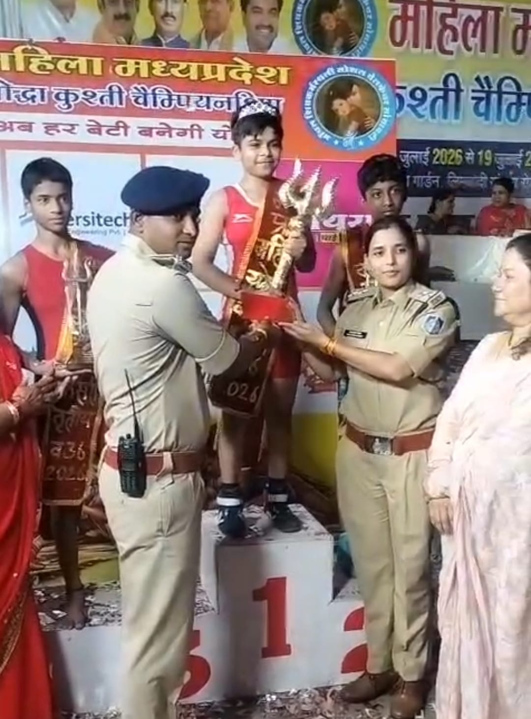 आदिवासी बेटी सुमित्रा सोलंकी ने रचा इतिहास, महिला मध्य प्रदेश कुश्ती चैंपियनशिप में प्रथम स्थान हासिल कर बढ़ाया मनावर और धार का गौरव