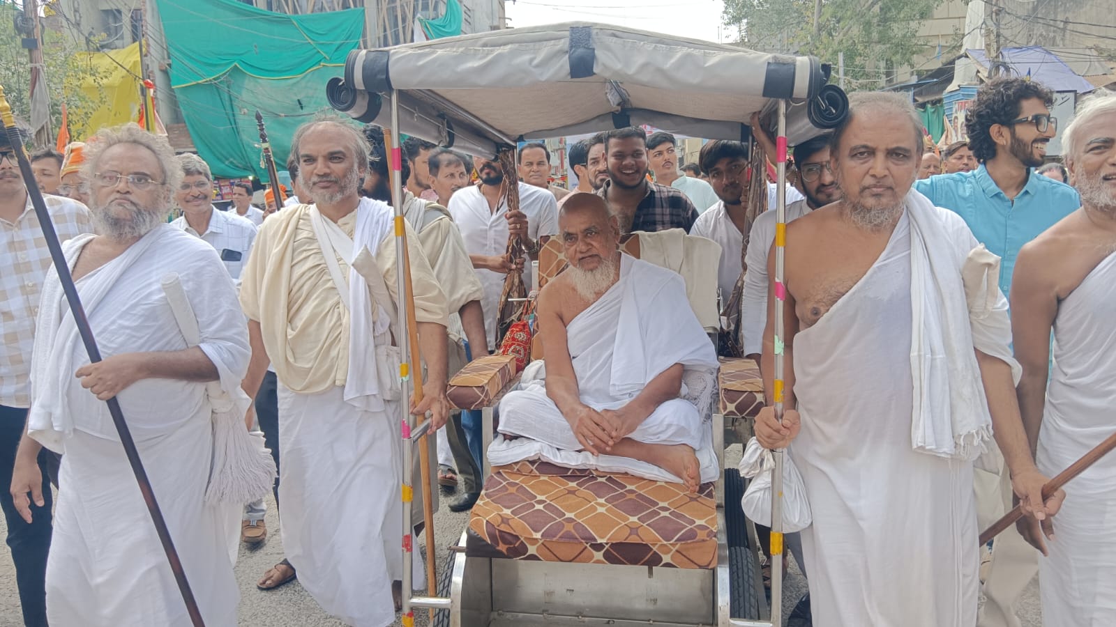 गच्छाधिपति श्रीमद् विजय नित्य सेन सुरिश्वरजी महाराज के चातुर्मास प्रवेश पर उमड़ा आस्था का सैलाब, इंदौर में निकला पांच किलोमीटर लंबा भव्य चल समारोह